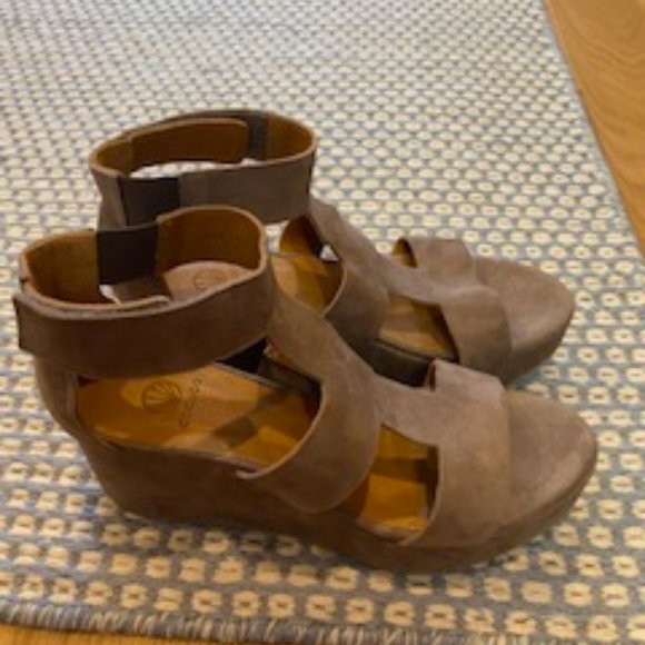 NEW without tags, pristine COCLICO sueded-leather platform sandal! - Picture 5 of 9